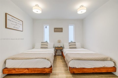 House in Miami, Florida 11 bedrooms, 633.97 sq.m. № 1922124 - photo 16