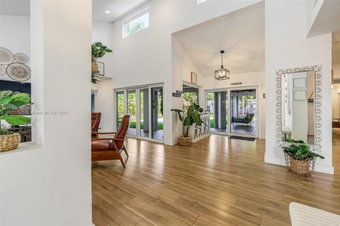 House in Miami, Florida 11 bedrooms, 633.97 sq.m. № 1922124 - photo 5