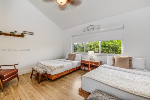 House in Miami, Florida 11 bedrooms, 633.97 sq.m. № 1922124 - photo 15
