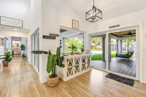 House in Miami, Florida 11 bedrooms, 633.97 sq.m. № 1922124 - photo 8