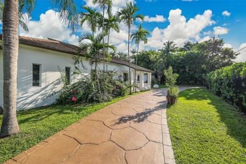 House in Miami, Florida 11 bedrooms, 633.97 sq.m. № 1922124 - photo 1