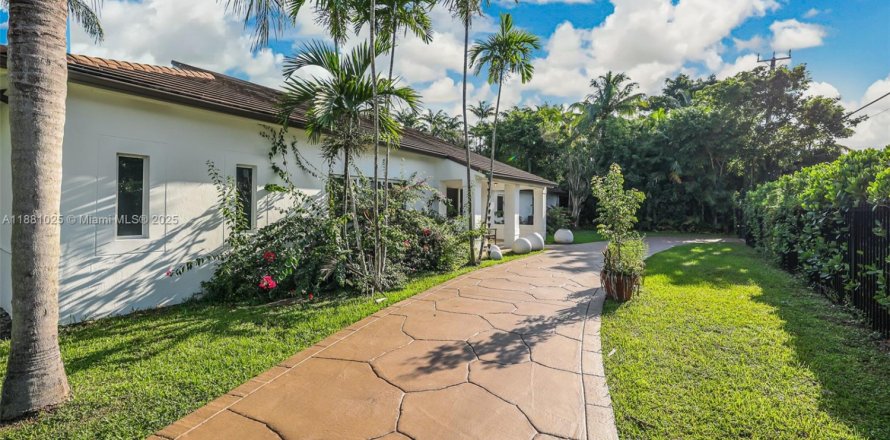 House in Miami, Florida 11 bedrooms, 633.97 sq.m. № 1922124