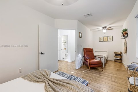 House in Miami, Florida 11 bedrooms, 633.97 sq.m. № 1922124 - photo 26