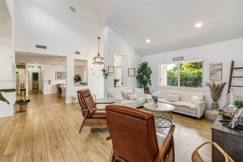 House in Miami, Florida 11 bedrooms, 633.97 sq.m. № 1922124 - photo 6