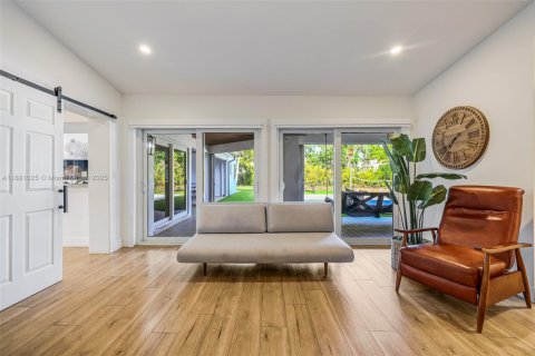 House in Miami, Florida 11 bedrooms, 633.97 sq.m. № 1922124 - photo 20