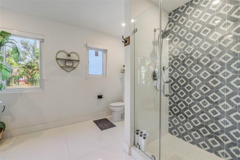 House in Miami, Florida 11 bedrooms, 633.97 sq.m. № 1922124 - photo 18
