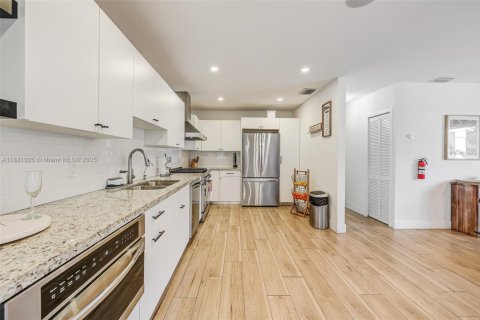 House in Miami, Florida 11 bedrooms, 633.97 sq.m. № 1922124 - photo 12