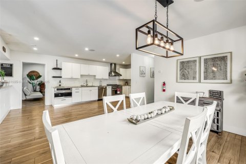 House in Miami, Florida 11 bedrooms, 633.97 sq.m. № 1922124 - photo 10