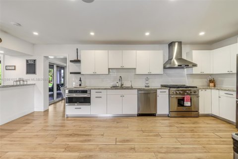 House in Miami, Florida 11 bedrooms, 633.97 sq.m. № 1922124 - photo 11
