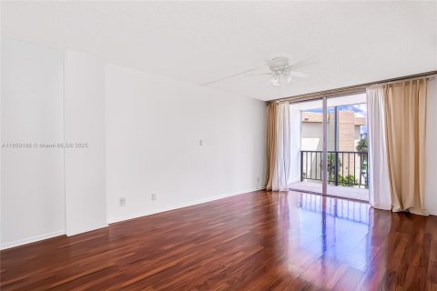 Condo in Hallandale Beach, Florida, 1 bedroom  № 1887214 - photo 20