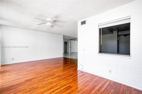 Condo in Hallandale Beach, Florida, 1 bedroom  № 1887214 - photo 15