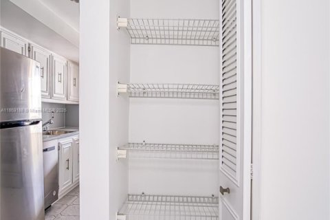 Condo in Hallandale Beach, Florida, 1 bedroom  № 1887214 - photo 19