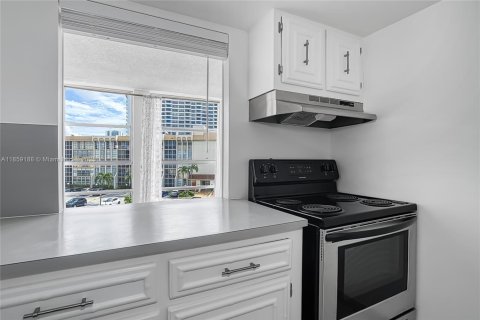 Condo in Hallandale Beach, Florida, 1 bedroom  № 1887214 - photo 5
