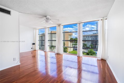 Condo in Hallandale Beach, Florida, 1 bedroom  № 1887214 - photo 9