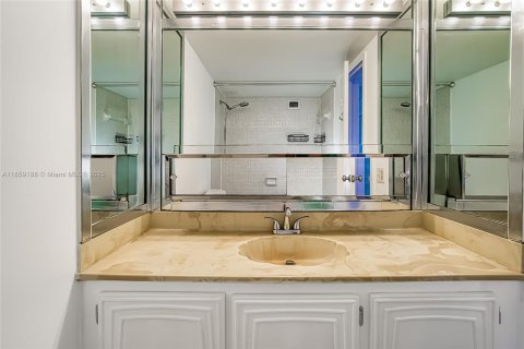 Condo in Hallandale Beach, Florida, 1 bedroom  № 1887214 - photo 27