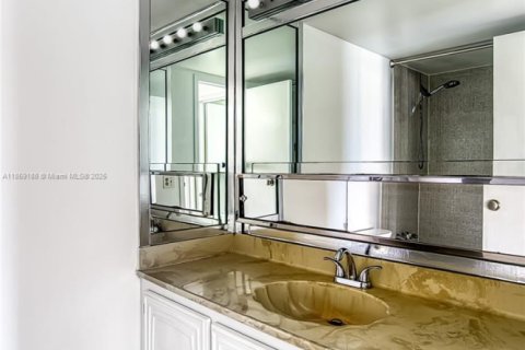Condo in Hallandale Beach, Florida, 1 bedroom  № 1887214 - photo 25