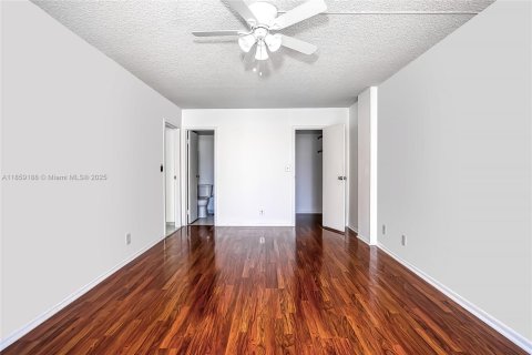 Condo in Hallandale Beach, Florida, 1 bedroom  № 1887214 - photo 22