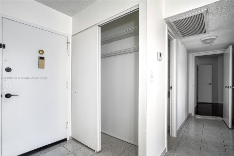 Condo in Hallandale Beach, Florida, 1 bedroom  № 1887214 - photo 17