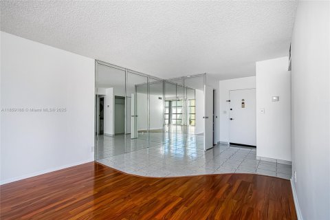 Condo in Hallandale Beach, Florida, 1 bedroom  № 1887214 - photo 16