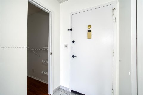 Condo in Hallandale Beach, Florida, 1 bedroom  № 1887214 - photo 18