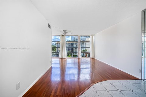 Condo in Hallandale Beach, Florida, 1 bedroom  № 1887214 - photo 13