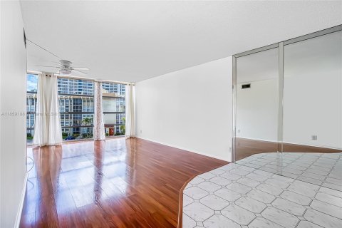 Condo in Hallandale Beach, Florida, 1 bedroom  № 1887214 - photo 12