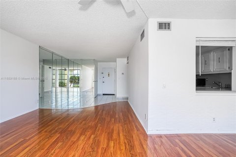 Condo in Hallandale Beach, Florida, 1 bedroom  № 1887214 - photo 14
