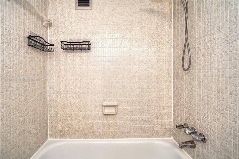 Condo in Hallandale Beach, Florida, 1 bedroom  № 1887214 - photo 29