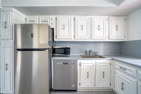 Condo in Hallandale Beach, Florida, 1 bedroom  № 1887214 - photo 4