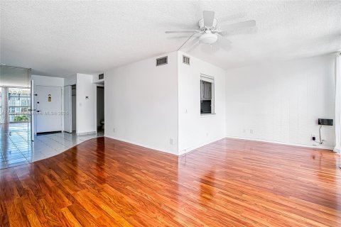 Condo in Hallandale Beach, Florida, 1 bedroom  № 1887214 - photo 8
