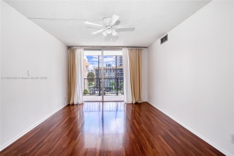 Condo in Hallandale Beach, Florida, 1 bedroom  № 1887214 - photo 21