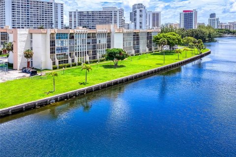 Condo in Hallandale Beach, Florida, 1 bedroom  № 1887214 - photo 1