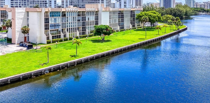 Condo in Hallandale Beach, Florida, 1 bedroom  № 1887214