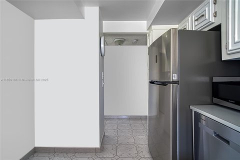 Condo in Hallandale Beach, Florida, 1 bedroom  № 1887214 - photo 6