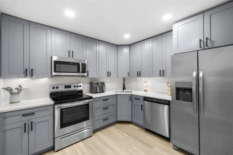 Condo in Lauderhill, Florida, 2 bedrooms № 2006862 - photo 5