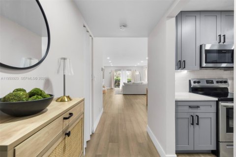 Condo in Lauderhill, Florida, 2 bedrooms № 2006862 - photo 3