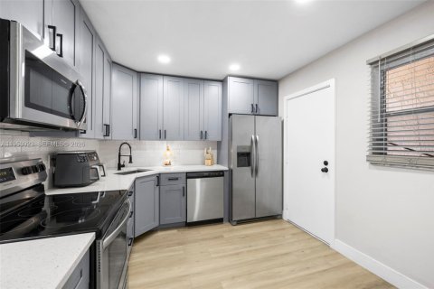 Condo in Lauderhill, Florida, 2 bedrooms № 2006862 - photo 4