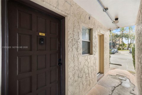 Condo in Lauderhill, Florida, 2 bedrooms № 2006862 - photo 2