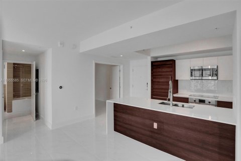 Condo in Coral Gables, Florida, 1 bedroom  № 2010311 - photo 4