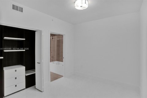 Condo in Coral Gables, Florida, 1 bedroom  № 2010311 - photo 27