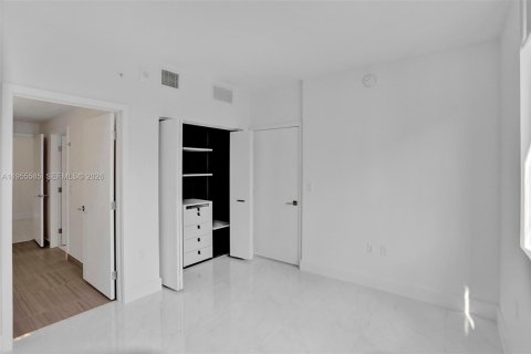 Condo in Coral Gables, Florida, 1 bedroom  № 2010311 - photo 24