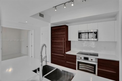 Condo in Coral Gables, Florida, 1 bedroom  № 2010311 - photo 14