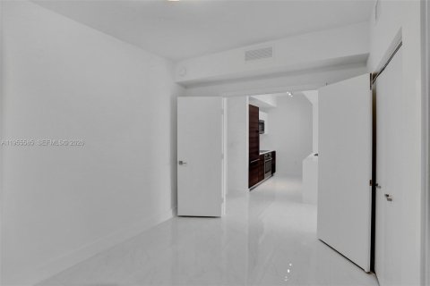 Condo in Coral Gables, Florida, 1 bedroom  № 2010311 - photo 29