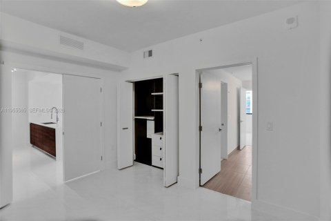 Condo in Coral Gables, Florida, 1 bedroom  № 2010311 - photo 28