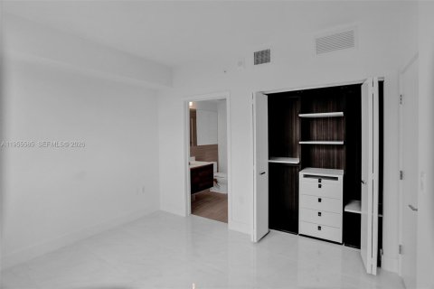 Condo in Coral Gables, Florida, 1 bedroom  № 2010311 - photo 25