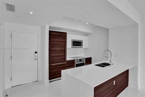 Condo in Coral Gables, Florida, 1 bedroom  № 2010311 - photo 6