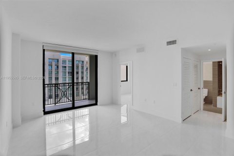 Condo in Coral Gables, Florida, 1 bedroom  № 2010311 - photo 11