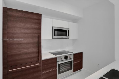 Condo in Coral Gables, Florida, 1 bedroom  № 2010311 - photo 13