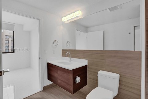 Condo in Coral Gables, Florida, 1 bedroom  № 2010311 - photo 18