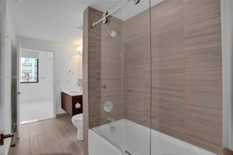 Condo in Coral Gables, Florida, 1 bedroom  № 2010311 - photo 17